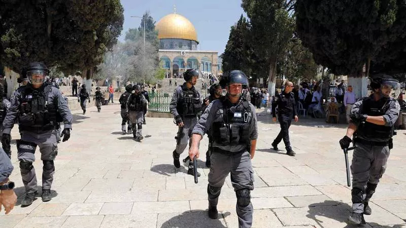 اشتباكات عنيفة بالمسجد الأقصى بين المصلين والأمن الإسرائيلي