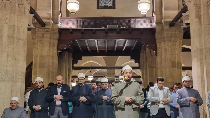 يبتغون الدرجات..آلاف المصلين يؤدون العشاء والتراويح بجامع الأزهر