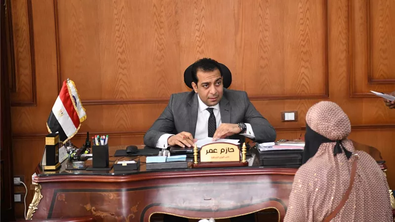 محافظ قنا ونائبه يستقبلان عددا من المواطنين لبحث شكاواهم