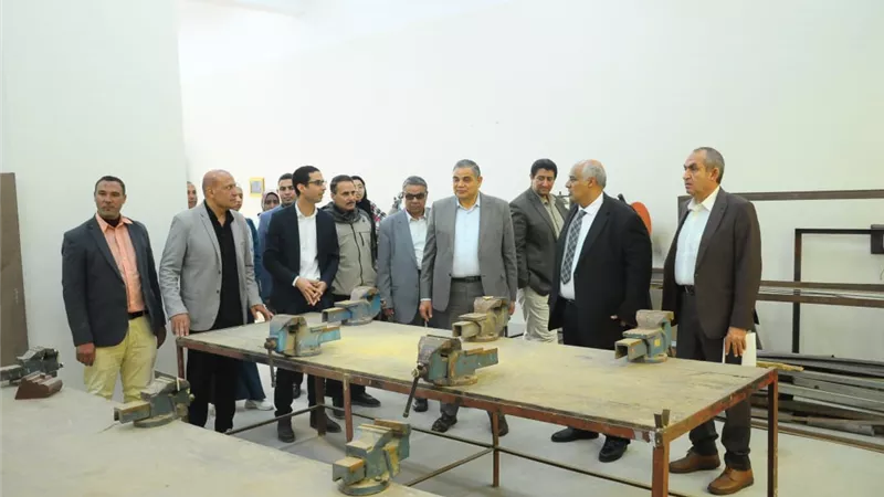 رئيس جامعة كفر الشيخ يتفقد ورش ومعامل كلية الهندسة