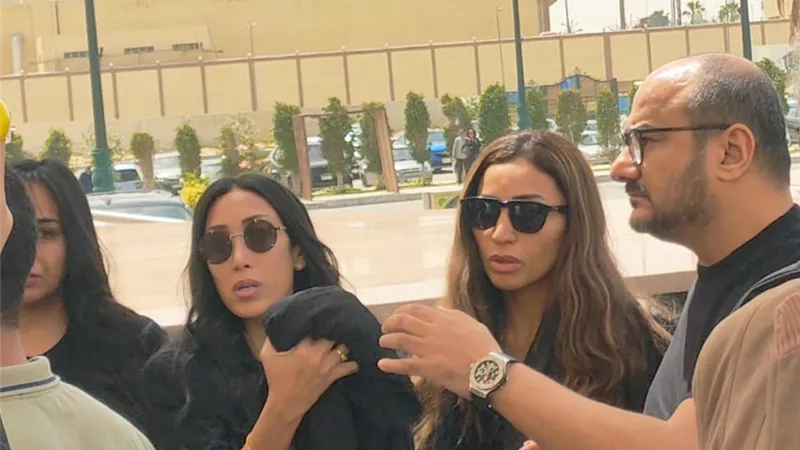 دينا الشربيني تودع جثمان والدها خلال تشييعه إلى مثواه الأخير