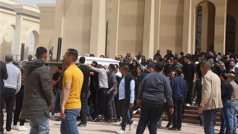 مشاهير الفن والمجتمع يشيعون جثمان والد الفنانة دينا الشربيني