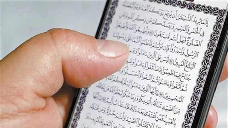 لا مانع من قراءة القرآن في صلاة التراويح من الهاتف أو المصحف