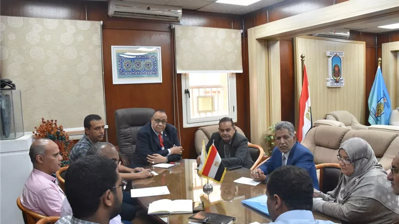 رئيس جامعة الأقصر يستعرض خطة رفع كفاءة وتطوير المنشآت الجامعية