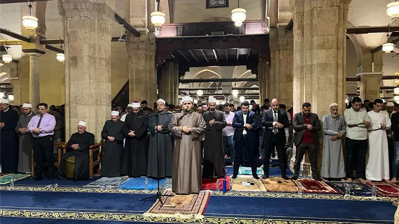 في ليله النصف من رمضان المصلين يؤدون العشاء والتراويح بالأزهر
