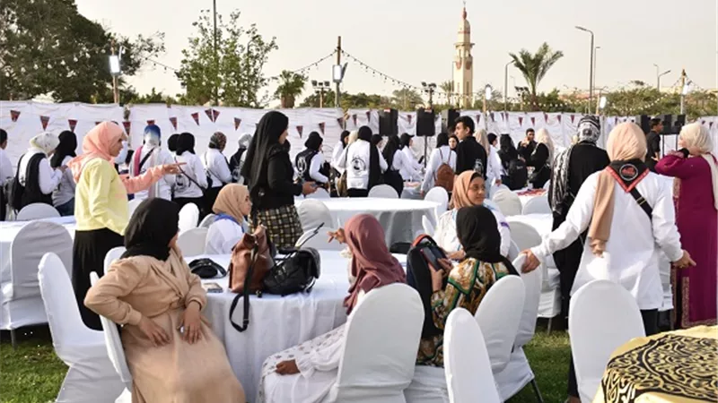 رئيس جامعة عين شمس يكرم أسرة طلاب من أجل مصر