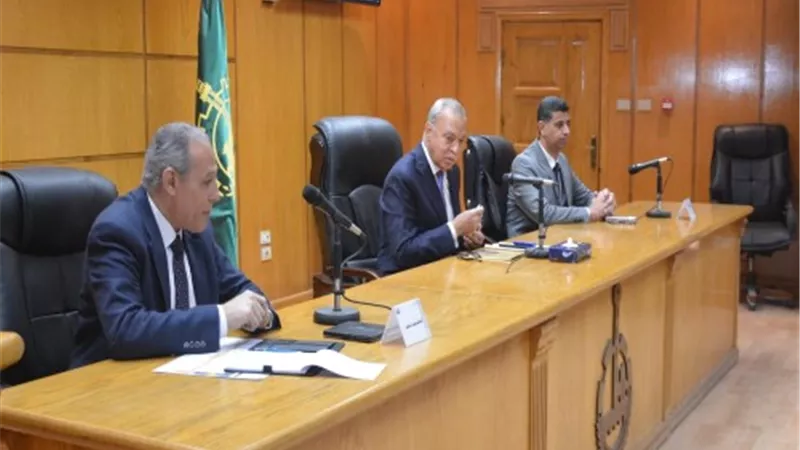 محافظ القليوبية يناقش الموقف التنفيذي لمشروع حياة كريمة بقرى شبين