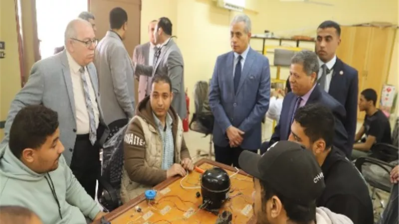 وزير القوى العاملة يتفقد مركز 