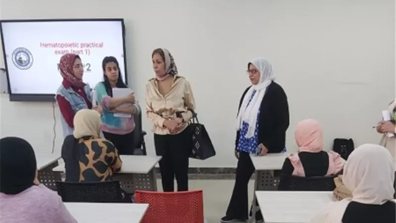 رئيس جامعة بني سويف الأهلية يتابع سير الامتحانات بالجامعة