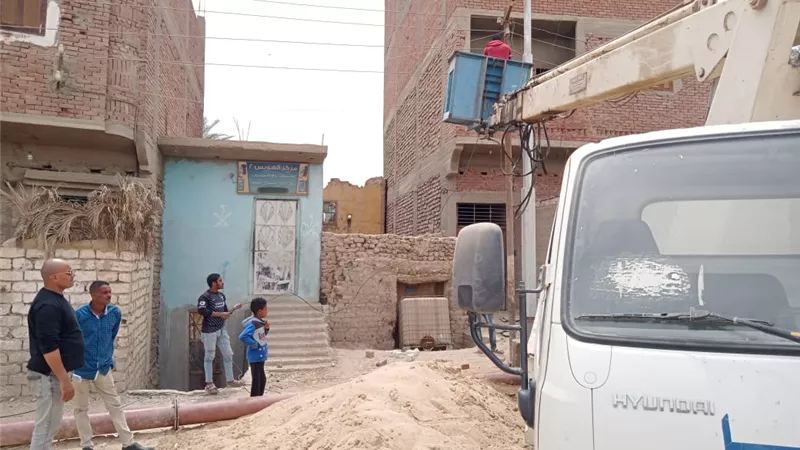 دعم شبكات الكهرباء المتهالكة في قرى أبومناع بدشنا