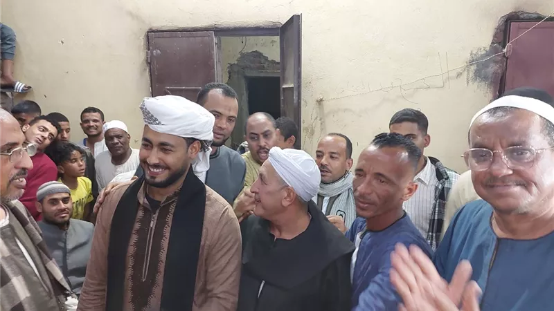 المئات من أهالى الأقصر فى إستقبال المنشد أحمد حسن صاحب 
