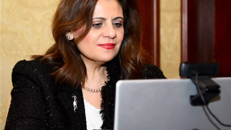 وزيرة الهجرة تعقد اجتماعا مع 