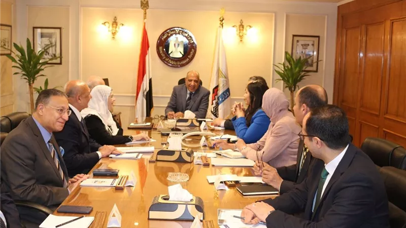 وزير قطاع الأعمال يجتمع بالرؤساء التنفيذيين للشركات القابضة