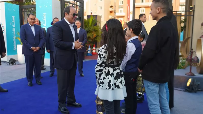 الرئيس السيسي يتناول وجبة الافطار مع مواطني مدينة الأسمرات