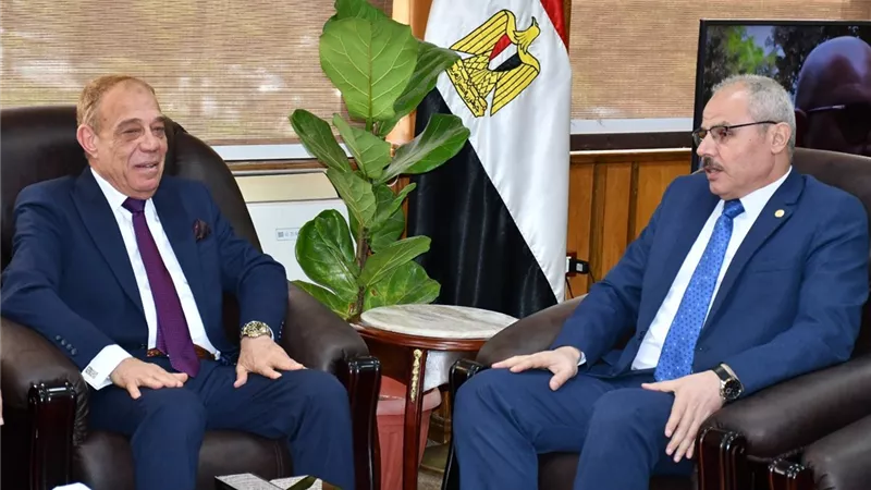 رئيس جامعة القناة يستقبل وفد النادى الإسماعيلي برئاسة الحديدي