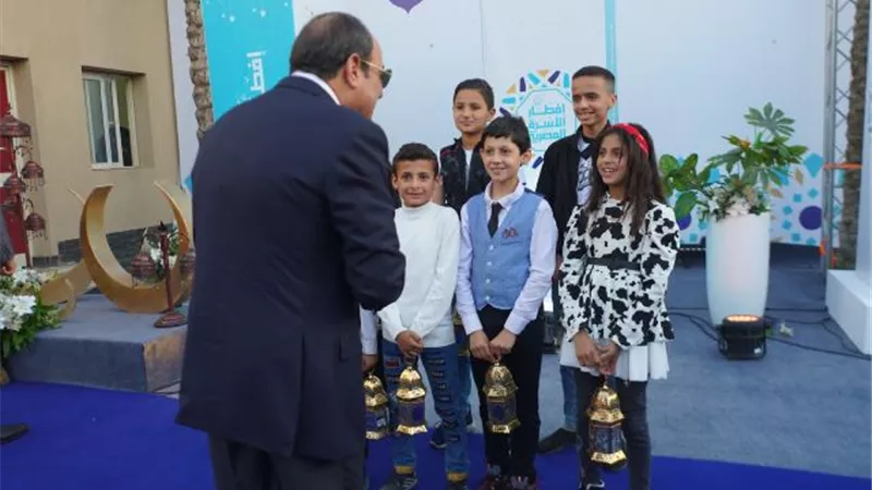 الرئيس لمواطنى الاسمرات : طمنونى على احوالكم فى المساكن الجديدة