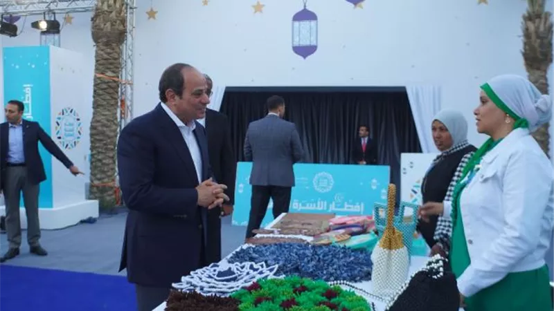السيسى للاهالى بمعرض الاسر المنتجة بالاسمرات: هنوفرلكم أى معدات محتاجينها