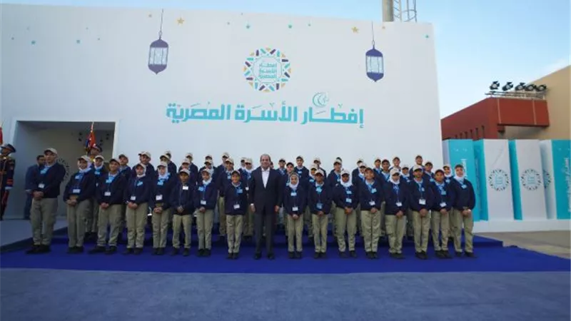 الرئيس السيسى يلتقط صورًا تذكارية مع أطفال حى الأسمرات