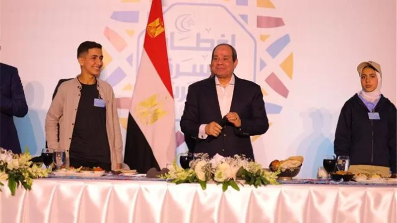 بالصور.. الرئيس السيسي في إفطار الأسرة المصرية بحي الأسمرات