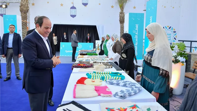 المتحدث الرئاسي ينشر صور الرئيس السيسي خلال تفقد معرض الأسر المنتجة بالأسمرات