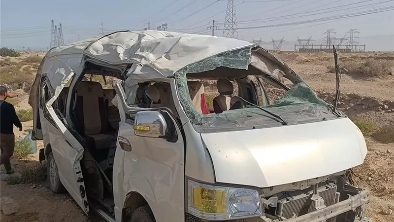 انقلاب ميكروباص بالعمال بطريق السخنة