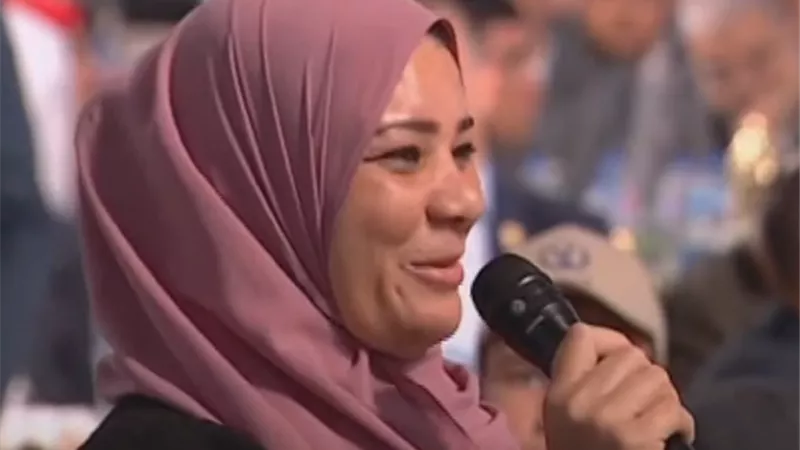 مواطنة من الأسمرات لـ السيسي: وجودك اليوم شرف لنا جميعاً.. والرئيس: والله العظيم الشرف لينا إحنا