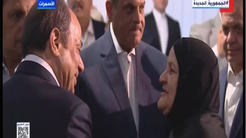 الرئيس السيسى يستجيب لإحدى المسنات من أهالى الأسمرات.. طلبت مصافحته