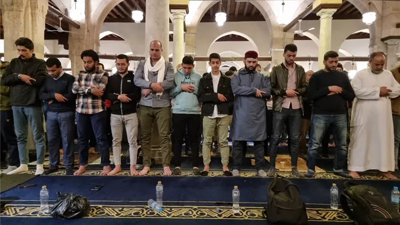 الآلاف يؤدون العشاء والتراويح ويلهجون إلى الله بالدعاء في الأزهر