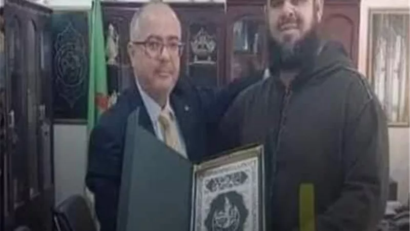 مدير الشؤون الدينية بالجزائر يكرم الإمام وليد مهساس صاحب واقعة 