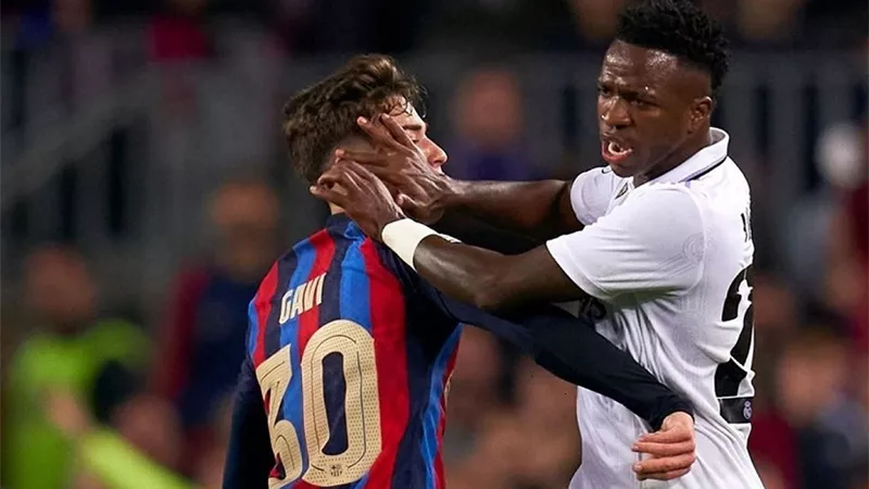 بعد حسم الكلاسيكو: فينيسيوس يُشعل أزمة بين برشلونة وريال مدريد