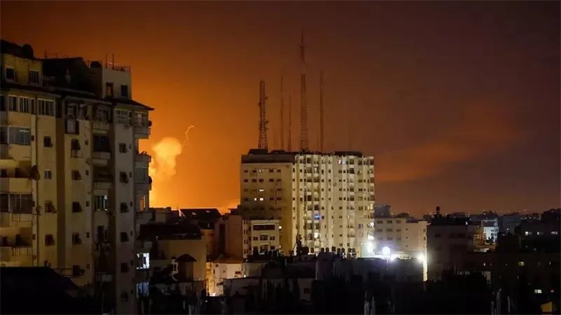 ضربة صاروخية جديدة من غزة بعد غارات إسرائيلية عنيفة على القطاع