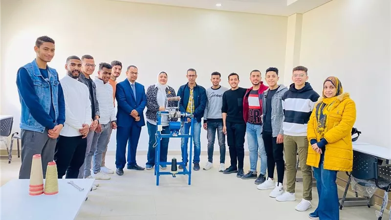جامعة ٦ أكتوبر التكنولوجية تصنع أول ماكينة غزل ونسيج مُتنقلة