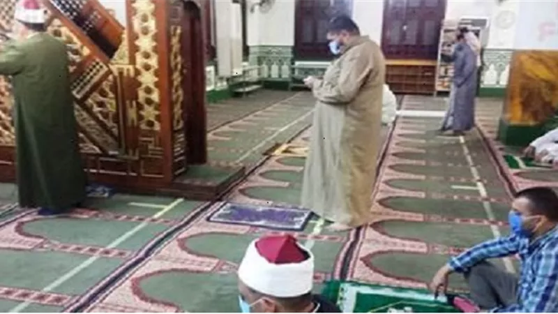 يستحب الإنصات للأذان والانشغال بترديده وترك الكلام