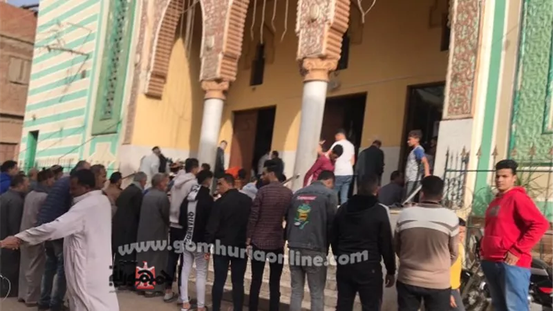 المئات يشيعون جثمان شاب قتل غدراً على يد بلطجي بالمنصورة
