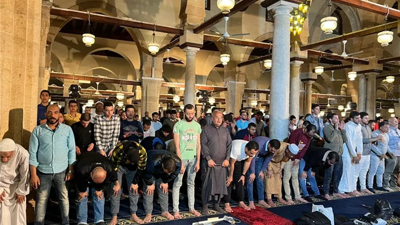 خاشعين لله.. آلاف المصلين يؤدون العشاء والتراويح في الجامع الأزهر
