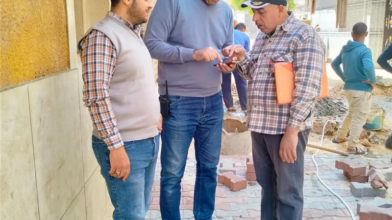 تركيب بلاط الانترلوك بالشوارع الضيقة في أسيوط