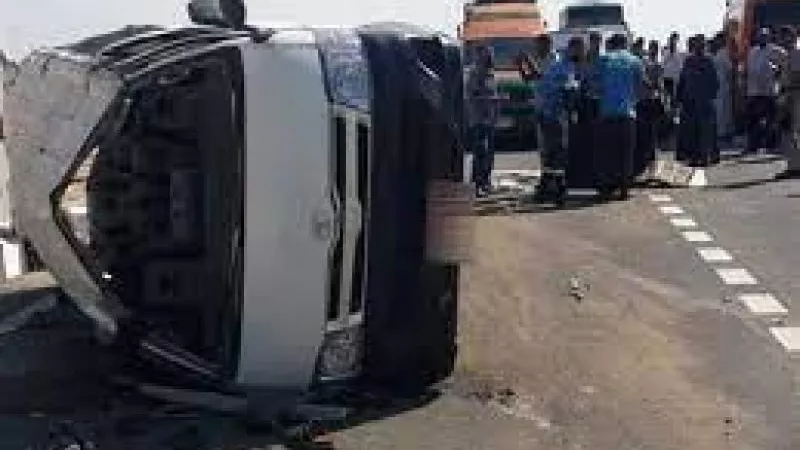 مصرع و أصابة 13 شخص إثر حادث انقلاب ميكروباص بالطريق
