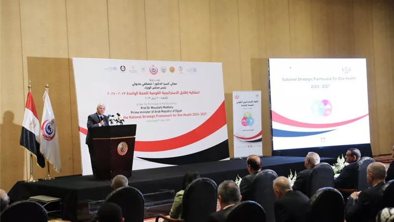 عاشور: نحرص على تمويل المشروعات البحثية لخدمة مبادرة 