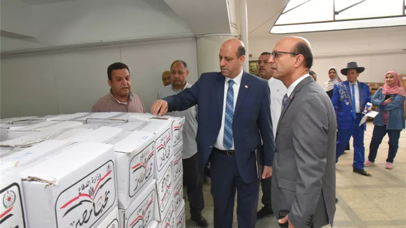 جامعة أسيوط توزع ٢٥ ألف كرتونة مواد غذائية على العاملين