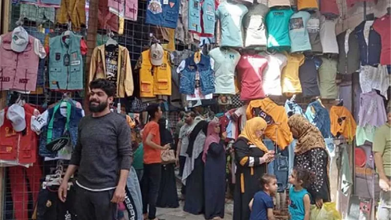 زحام علي شراء مستلزمات العيد.. والمعارض تنافس بخفض الأسعار