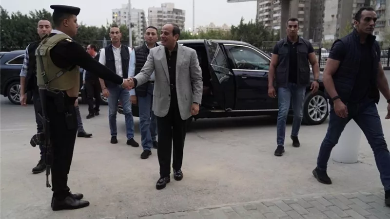 الرئيس السيسى يفاجئ قسم شرطة مدينة نصر أول بالزيارة