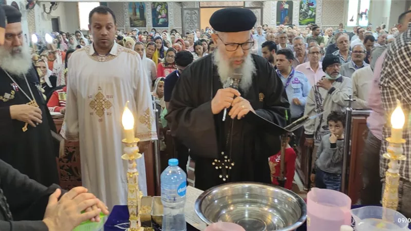 الأنبا بموا يترأس صلاة أحد الشعانين وكنائس السويس تحتشد بالمصلين