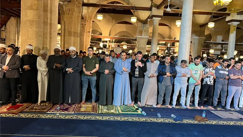 العشاء و التراويح تشهدان إقبالا كبيرا من المصلين بالجامع الأزهر
