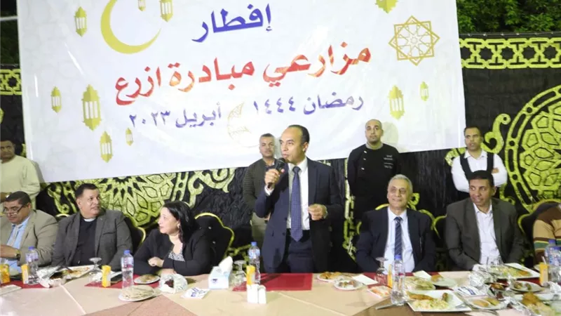 نائب محافظ المنيا يشارك الإفطار مع مزارعي مبادرة 