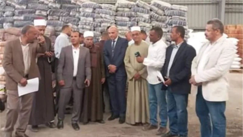 الأوقاف والتضامن بقنا يوزعون ١٧ الف شنطة سلع عذائية