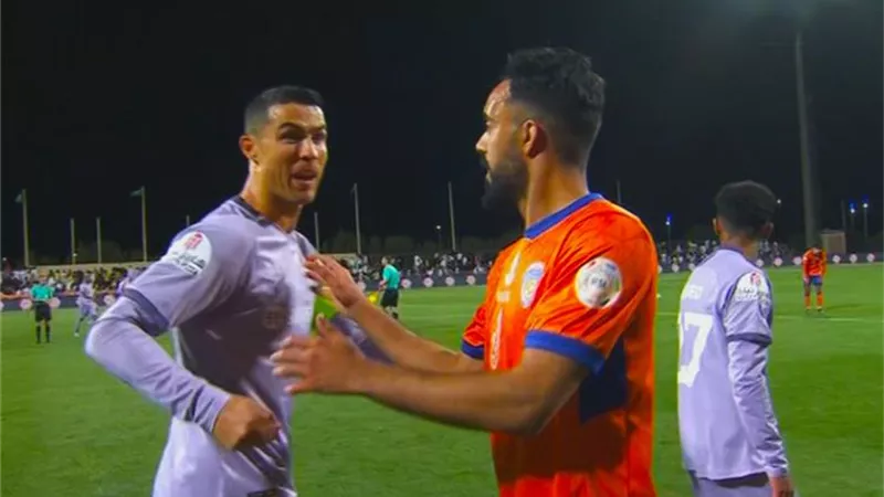 انفعال رونالدو غضبًا بعد تعادل النصر والفيحاء .. فيديو