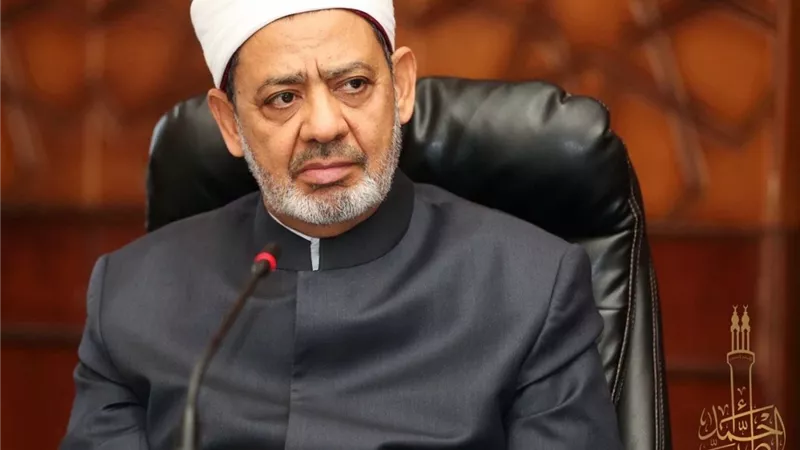 شيخ الأزهر يعزي نائب رئيس هيئة النيابة الإدارية في وفاة والده