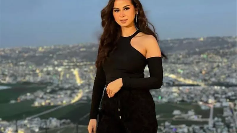 بمكياج جذاب .. منة عرفة تتألق في أحدث إطلالتها .. صور