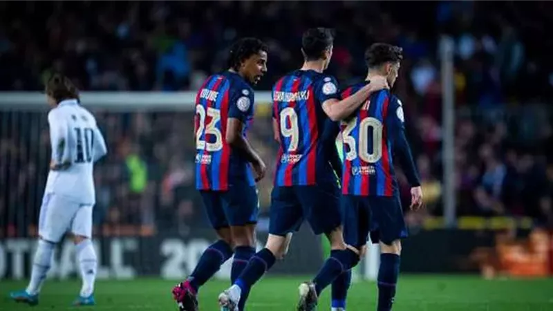 ليفاندوفسكي يقود تشكيل برشلونة المتوقع لمواجهة جيرونا