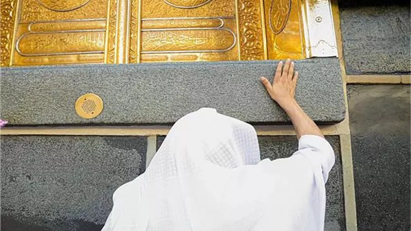 شؤون الحرمين تجري صيانة لكسوة الكعبة المشرفة وتطييبها